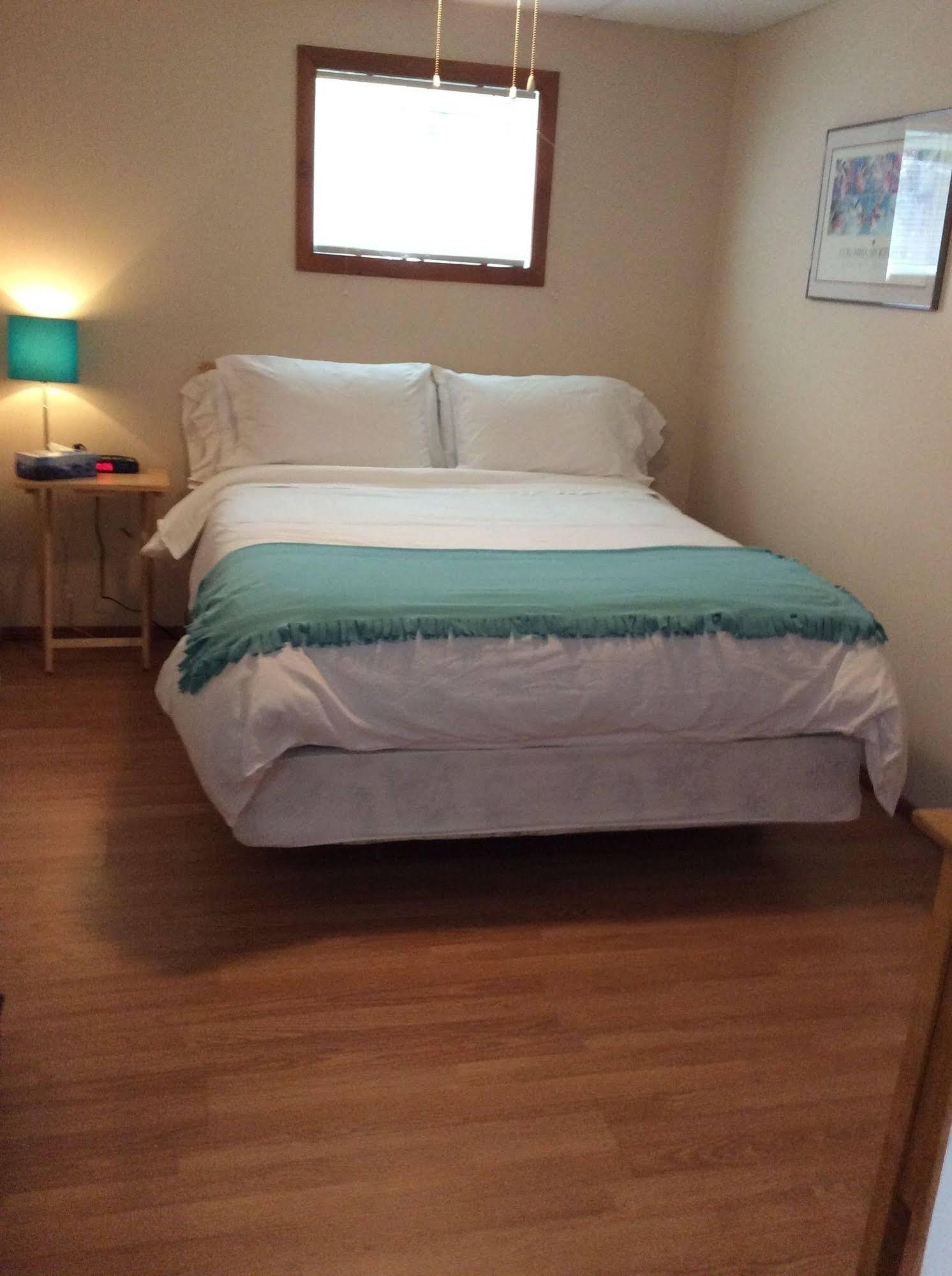 N' This On The Bay -Vacation Suite Wiarton Bagian luar foto
