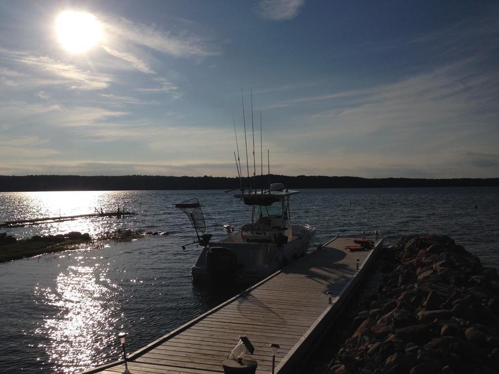 N' This On The Bay -Vacation Suite Wiarton Bagian luar foto