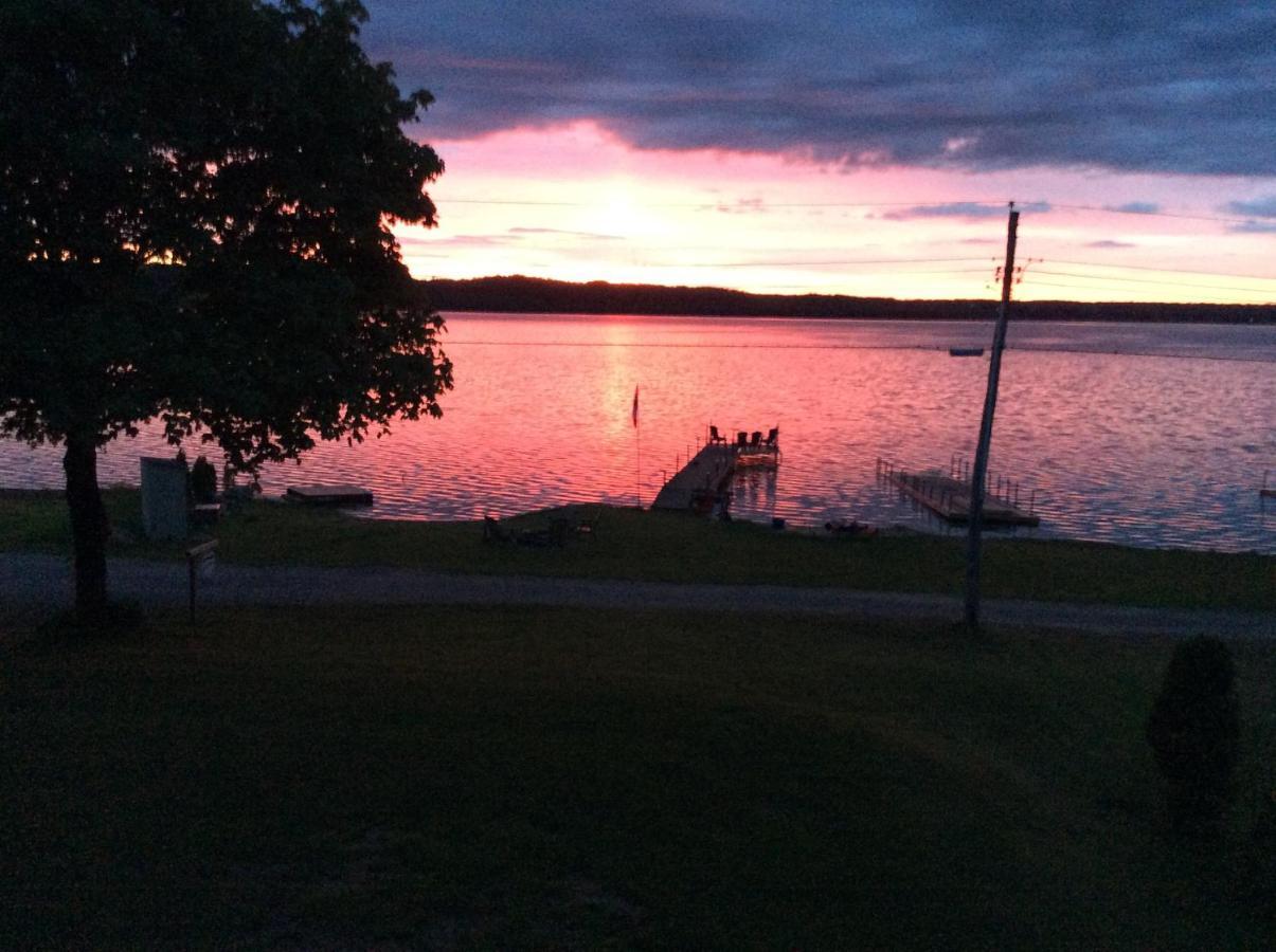 N' This On The Bay -Vacation Suite Wiarton Bagian luar foto