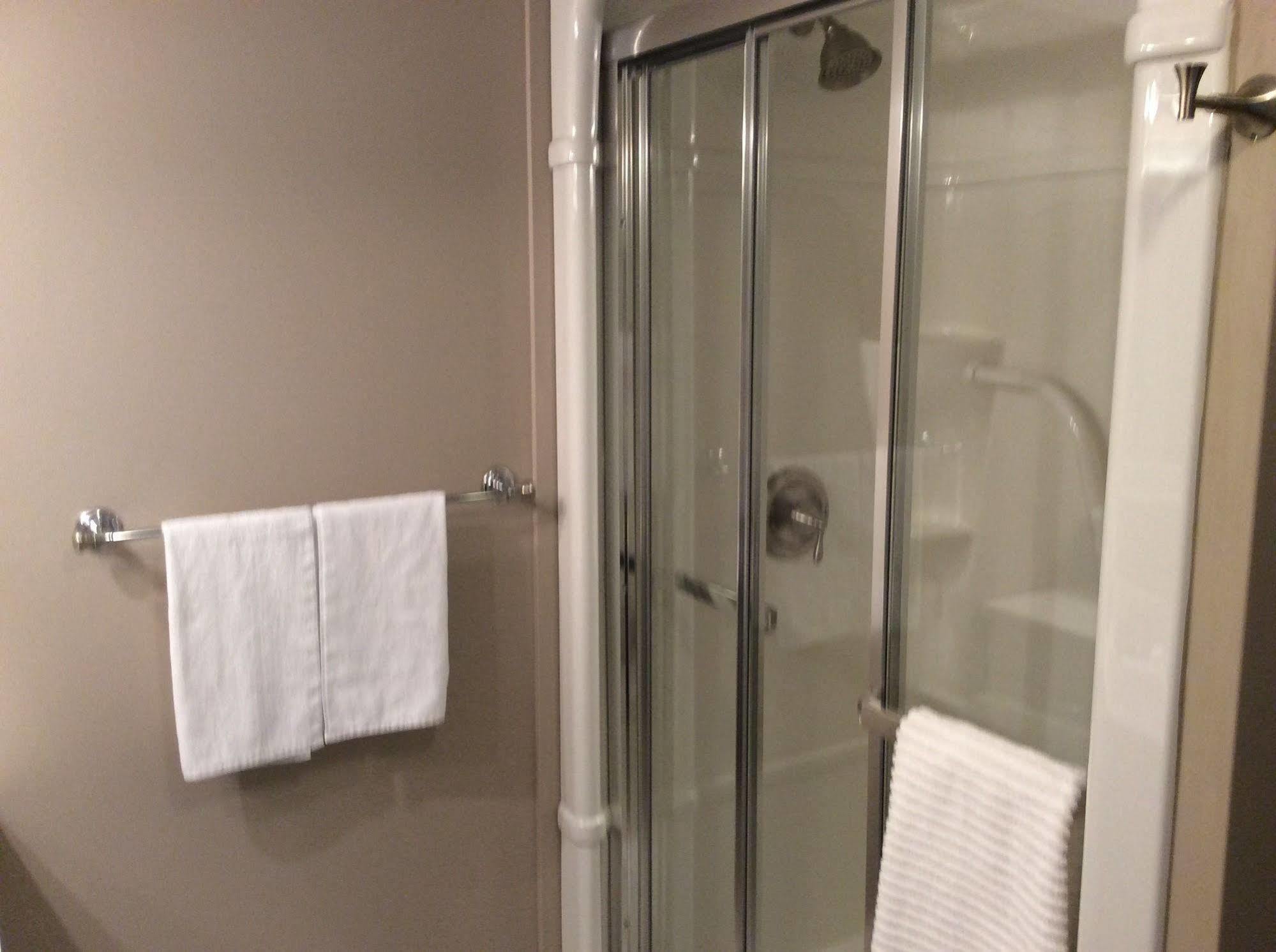 N' This On The Bay -Vacation Suite Wiarton Bagian luar foto