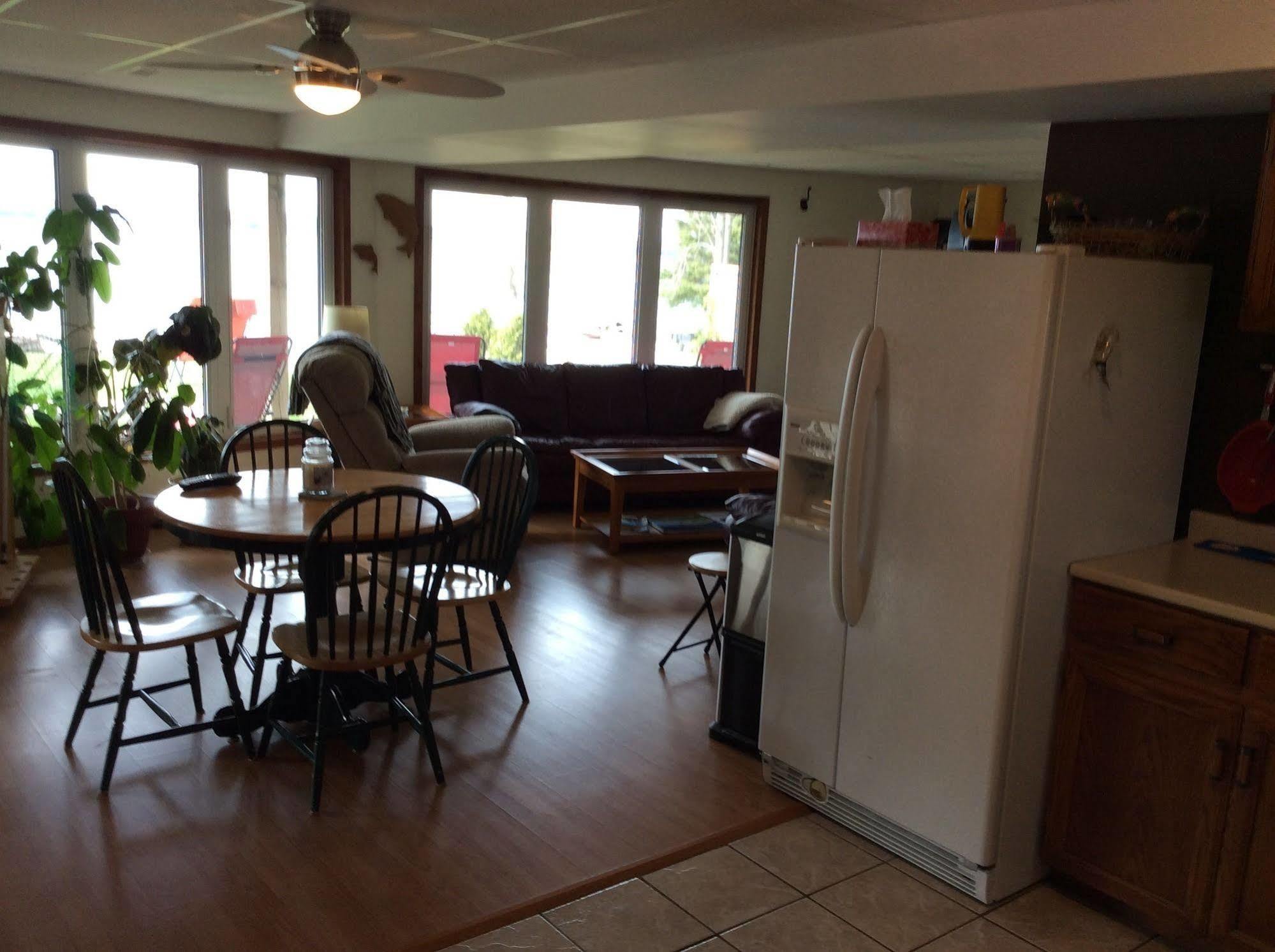 N' This On The Bay -Vacation Suite Wiarton Bagian luar foto
